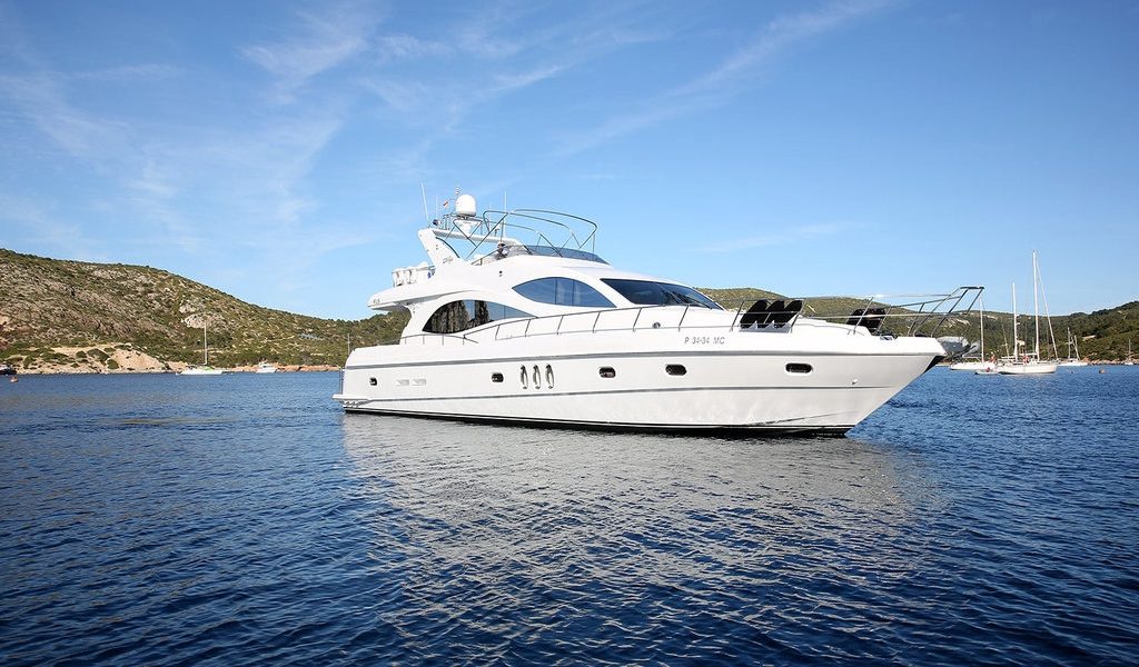 majesty-yacht-charter-goa-2